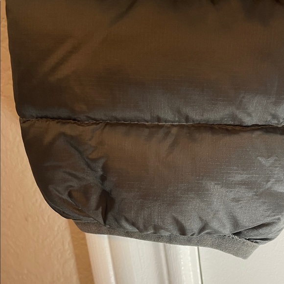 The North Face Women's Gray Quilted Down Puffer Jacket. Outdoor adventure size M - Picture 11 of 16